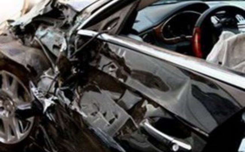 В Баку автомобиль посольства попал в аварию