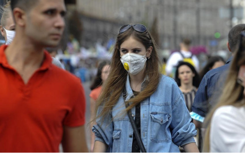 Эксперт: Людям с коронавирусом нельзя носить маски с клапаном