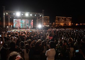 Heydər Əliyev Mərkəzinin parkında “Ulduzlar bir arada” adlı konsert proqramı təşkil olunub