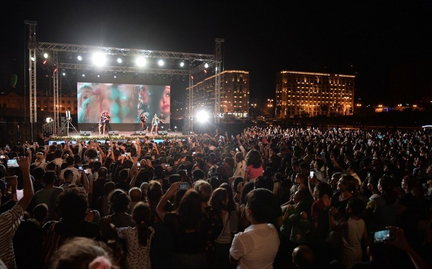 Heydər Əliyev Mərkəzinin parkında “Ulduzlar bir arada” adlı konsert proqramı təşkil olunub