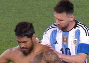 Messi azarkeşin kürəyinə imzasını çəkib