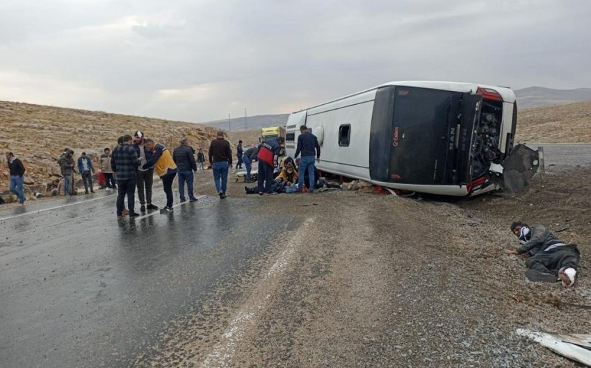 3 killed as bus carrying migrants crashes in Turkiye