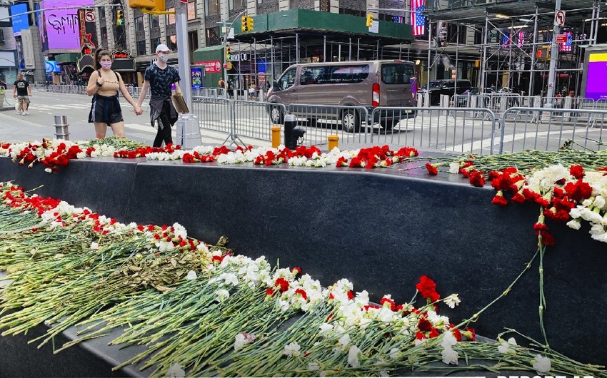 Знаменитую площадь в США усыпали цветами в память о Джордже Флойде - ВИДЕО
