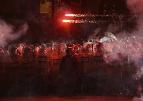 Tbilisidə polis parlamentin qarşısındakı meydanı etirazçılardan təmizləməyə başlayıb