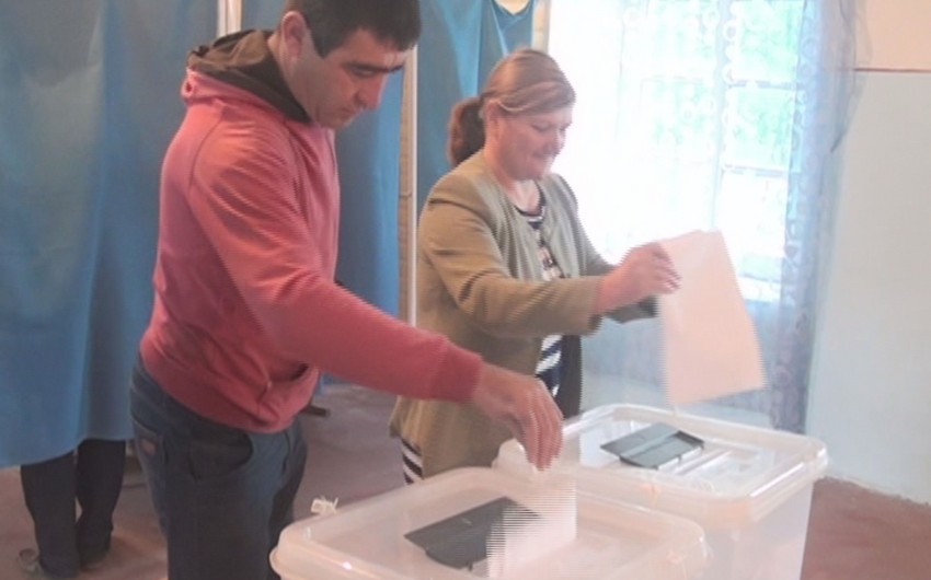 Two voters over 100 year-old cast their ballots in referendum - PHOTO