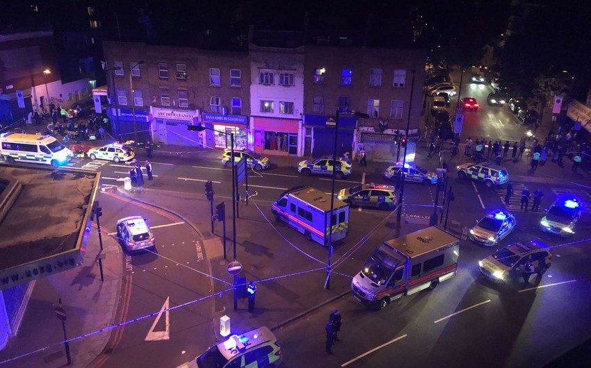 Londonda sürücü furqonu məsciddən çıxan insanların üzərinə sürüb: 1 ölü, 10 yaralı var - ƏLAVƏ OLUNUB - VİDEO
