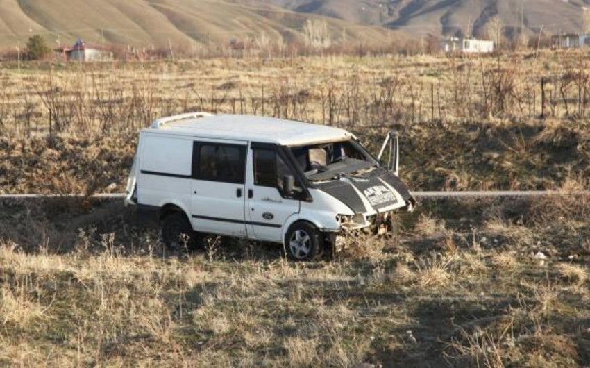 Türkiyədə mühacirləri daşıyan mikroavtobus aşıb, 4 nəfər ölüb, 25 nəfər yaralanıb