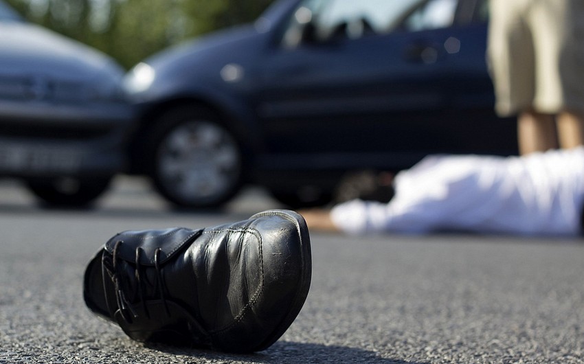 В Баку автомобиль сбил 21-летнего пешехода