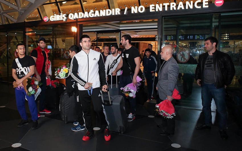 ​В аэропорту встретили вернувшихся с чемпионата Европы азербайджанских дзюдоистов