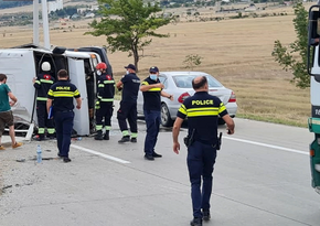 Gürcüstanda sərnişin mikroavtobusu aşıb, xəsarət alanlar var