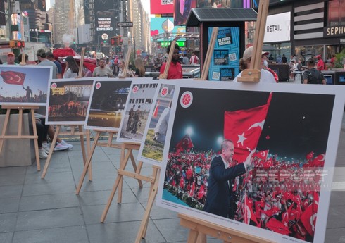 В Нью-Йорке на "Таймс-сквер" организована выставка по случаю Дня национального единства Турции