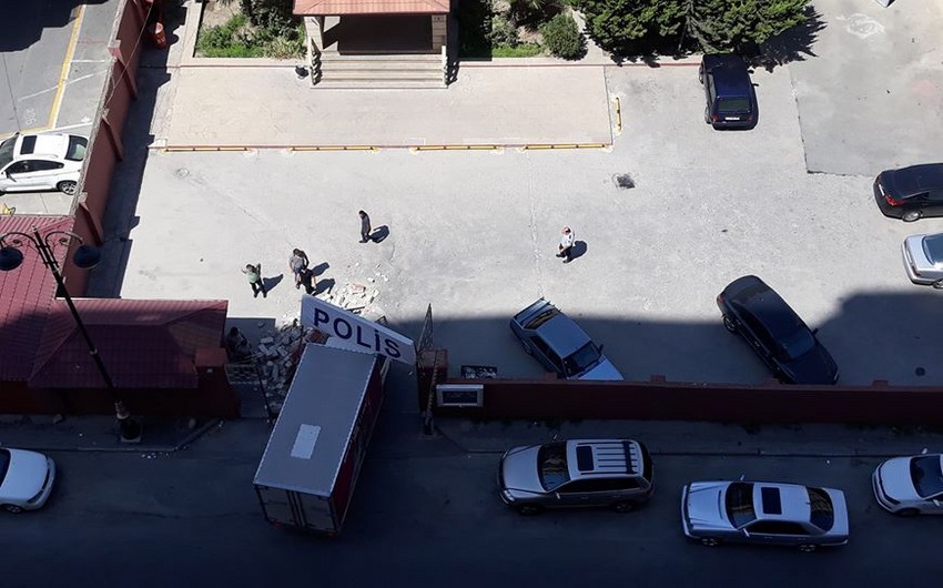 В Баку грузовик врезался в ворота отдела полиции