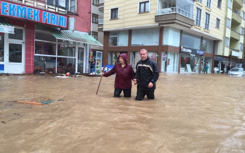 Trabzonda iki nəfəri sel aparıb