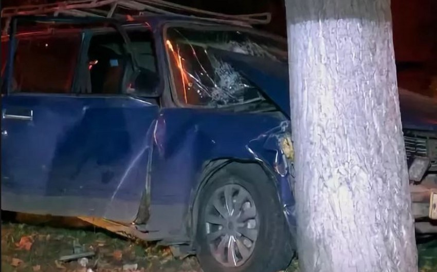В Нефтчале пьяный водитель автомобиля врезался в дерево