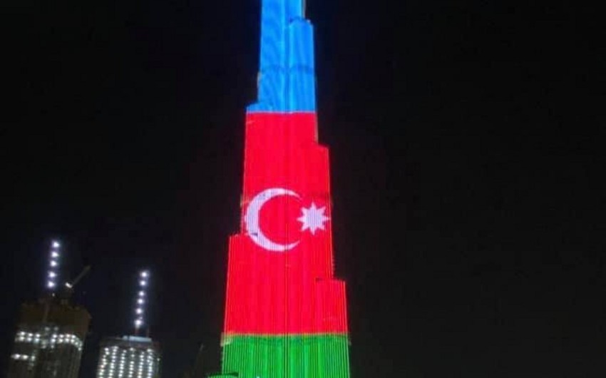 Azərbaycan bayrağı dünyanın ən hündür binasında əks olunub