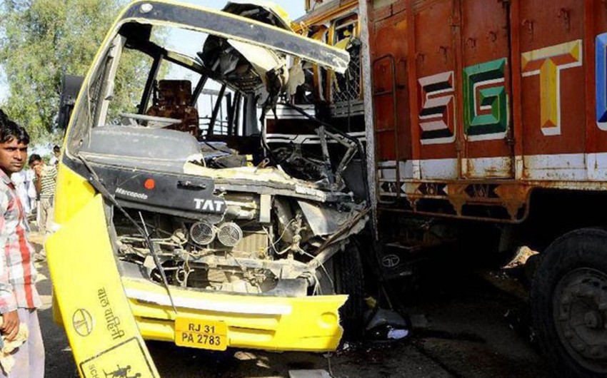 В Индии восемь человек погибли при столкновении грузовика и автобуса