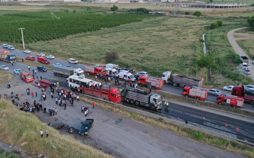 В Турции автобус столкнулся с грузовиком, есть погибший и раненые