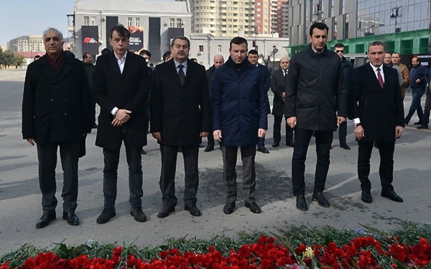 Azerbaijan national team manager visits Mother's Cry Memorial