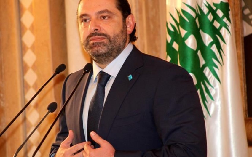 Объявивший об отставке ливанский премьер прибыл в Париж