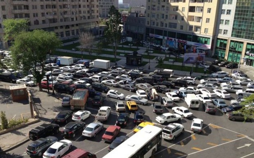 ​На некоторых дорогах Баку наблюдается относительная плотность движения
