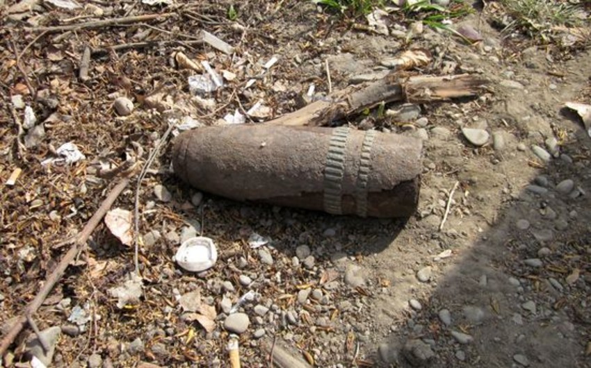 Artilery shell fired by Armenians at Dondar Gushchu hits field