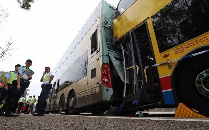 В результате столкновения двух автобусов в Гонконге пострадали 12 человек