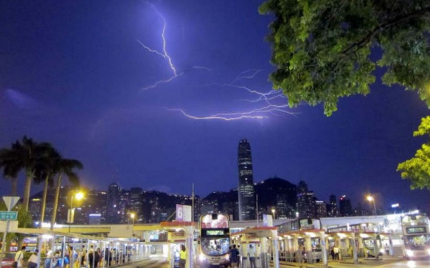 В Гонконге за 12 часов зафиксировали 10 тысяч ударов молний - ВИДЕО