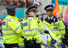 Полиция Лондона задержала 4 человек, заливших краской дорогу перед посольством РФ