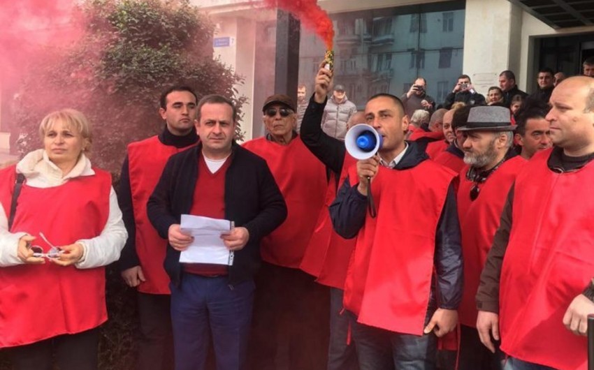 В Тбилиси водители такси провели акцию протеста