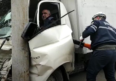 В Баку водителя извлекли из искореженной кабины