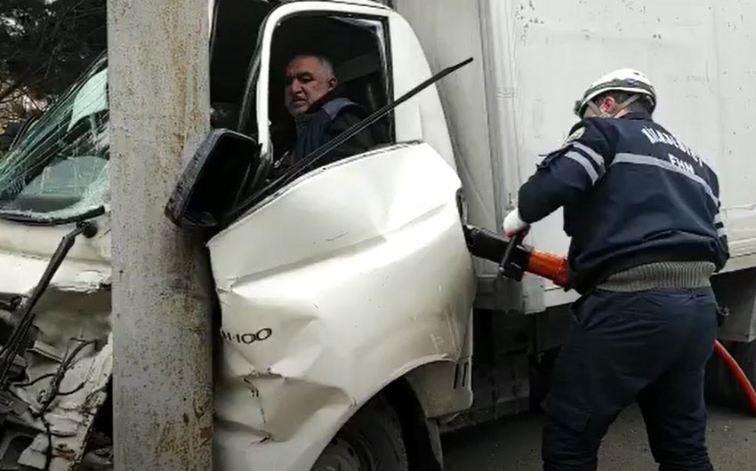 Bakıda avtomobildə sıxılmış vəziyyətdə qalan sürücü belə çıxarıldı - VİDEO