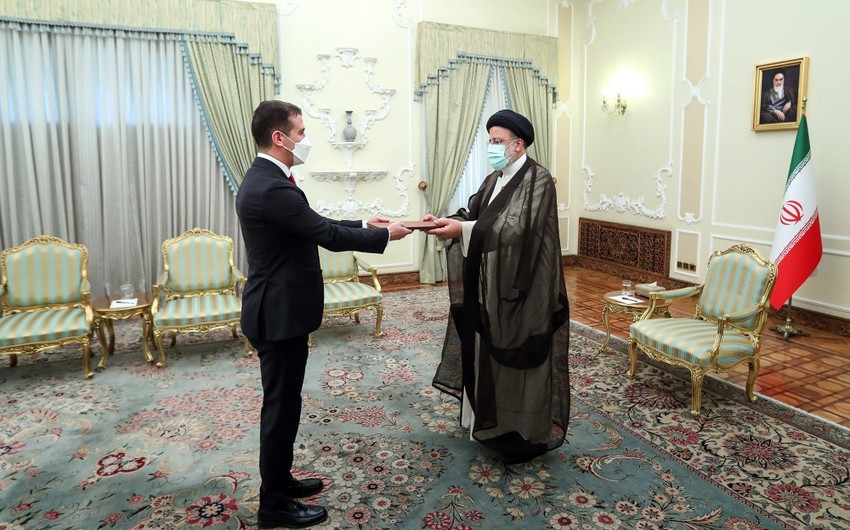 Azerbaijani ambassador presents his credentials to Iranian president