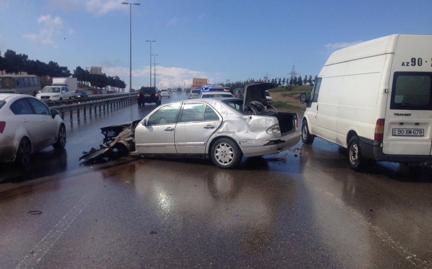 На шоссе Баку-Сумгайыт автомобиль врезался в мост, на дороге возникла пробка - ФОТО