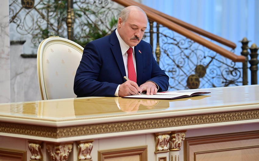 Lukaşenko Belarus xalqının soyqırımı haqqında qanun imzalayıb