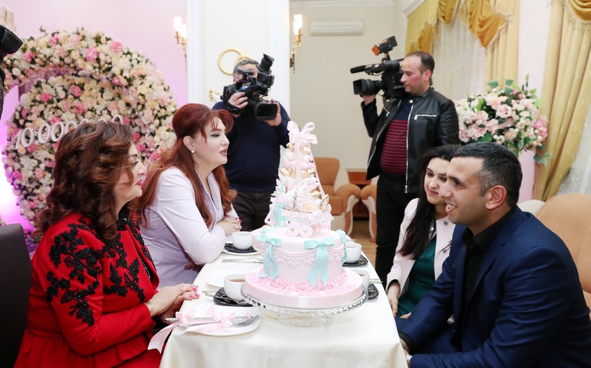 Свидетельство о рождении десятимиллионного гражданина Азербайджана вручено родителям