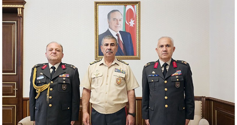 Azerbaijan’s Defense Minister receives new military attaché of Türkiye