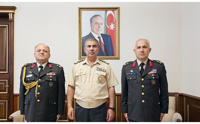 Azerbaijan’s Defense Minister receives new military attaché of Türkiye