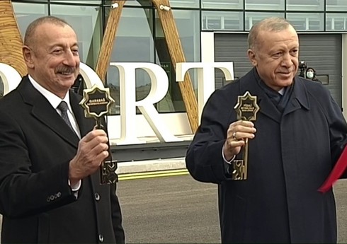 Лидерам Азербайджана и Турции вручили символические ключи от воздушных ворот Карабаха 