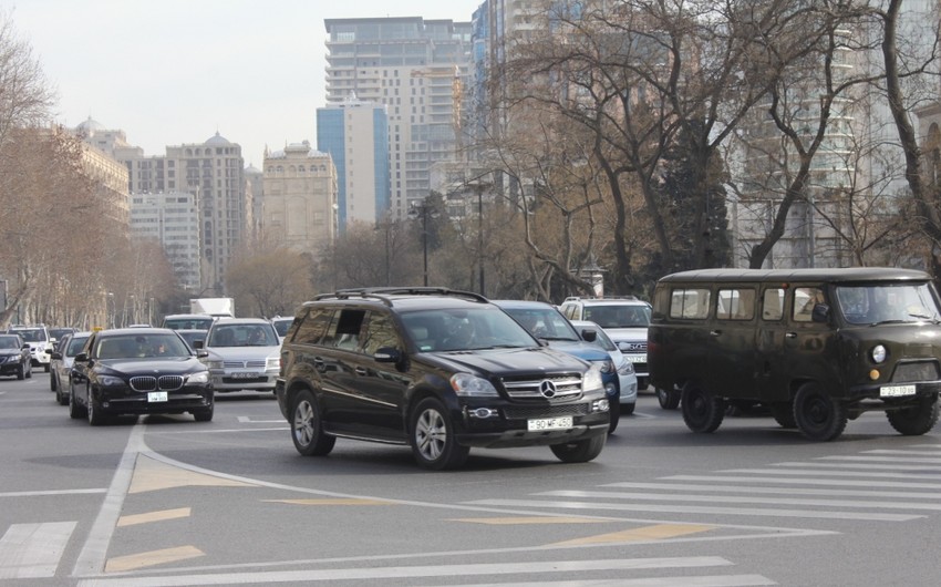 В годовщину Ходжалинской трагедии движение автомобилей на некоторых улицах Баку будет ограничено