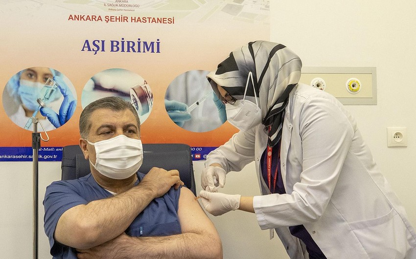 Глава минздрава Турции в прямом эфире прошел вакцинацию 