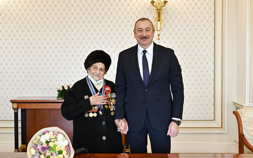 Президент Ильхам Алиев вручил Фатме Саттаровой орден Истиглал