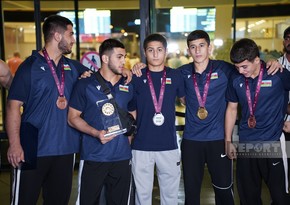 Азербайджанские борцы, завоевавшие первое место на чемпионате Европы, вернулись на родину
