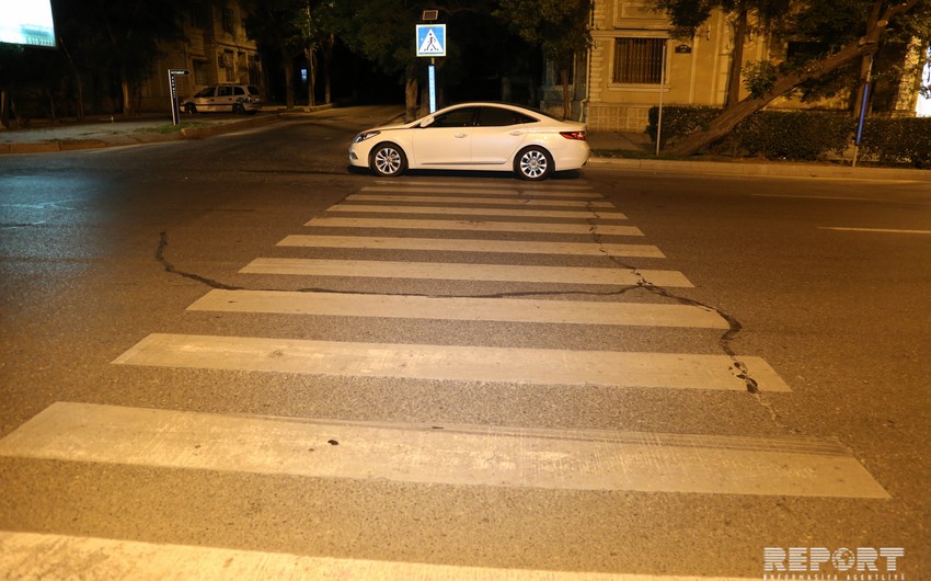 В Баку автомобиль сбил переходившую дорогу супружескую чету