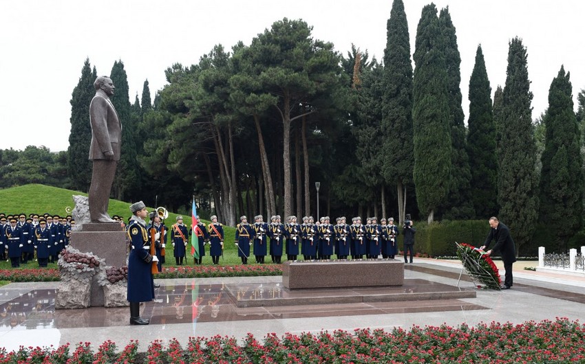 President Ilham Aliyev pays tribute to national leader Heydar Aliyev
