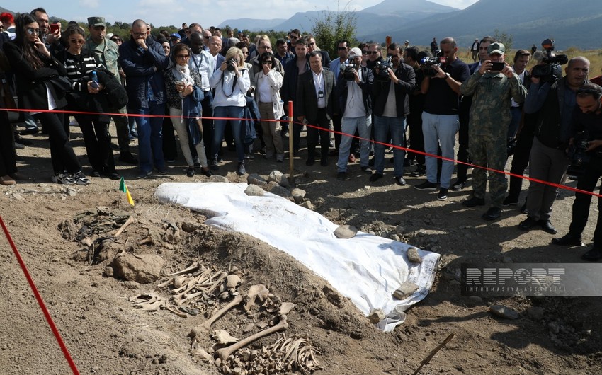 Xarici qonaqlar Sırxavənd kəndində aşkarlanmış kütləvi məzarlığa baxış keçiriblər 