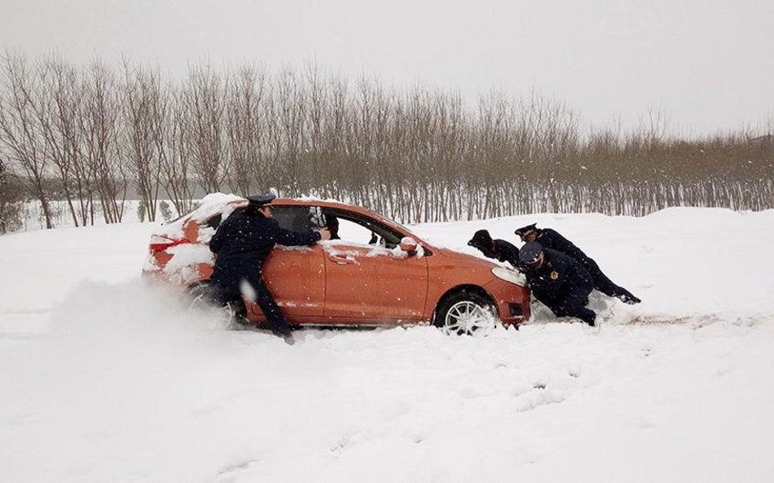 Снегопад в Испании затруднил проезд нескольких тысяч автомобилей
