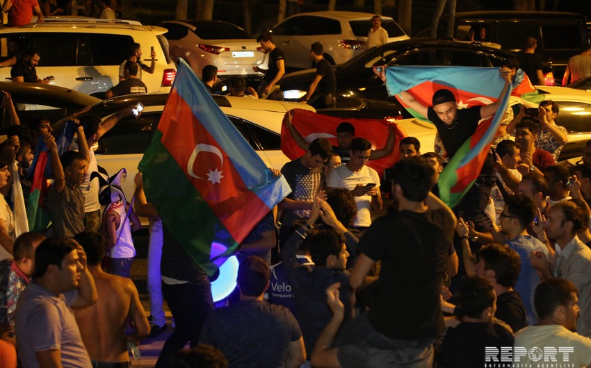 Победа Карабаха встречена ликованием на улицах Баку - ФОТОРЕПОРТАЖ - ВИДЕО