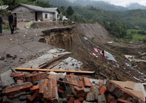 На севере Индонезии жертвами оползней стали не менее 10 человек