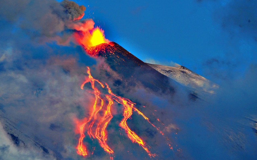 Аэропорт на Сицилии сообщил о возможных задержках рейсов из-за извержения вулкана Этна