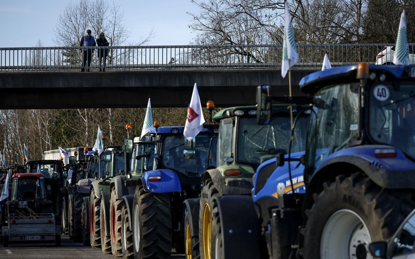 Протестующие фермеры начали блокировать автотрассы вокруг Парижа